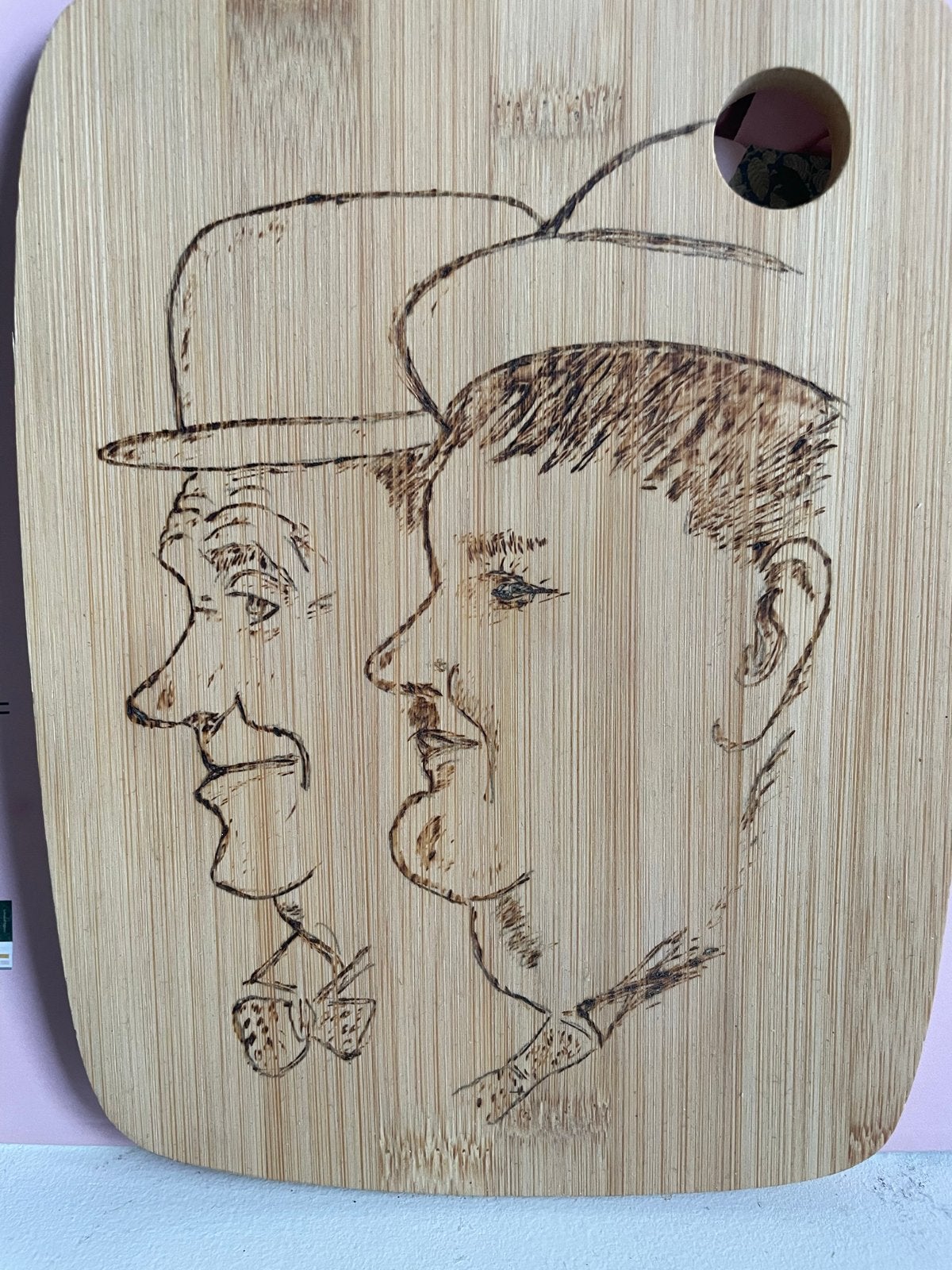 Unieke handgemaakte snijplank met houtgravure, Huis en Inrichting, Hout, Overige stijlen, Ophalen of Verzenden, Zo goed als nieuw