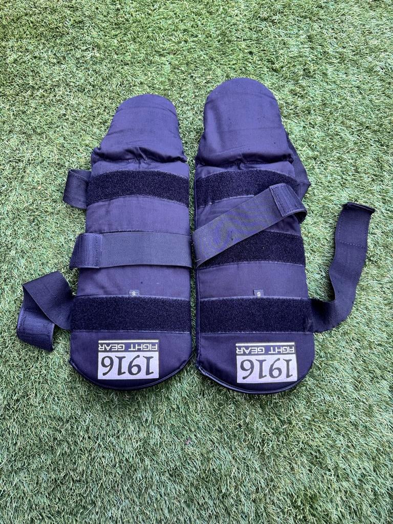 1916 Fight Gear scheenbeschermers en kruisbeschermer, Sport en Fitness, Gebruikt, Overige, Maat XS of kleiner, Vechtsportbescherming