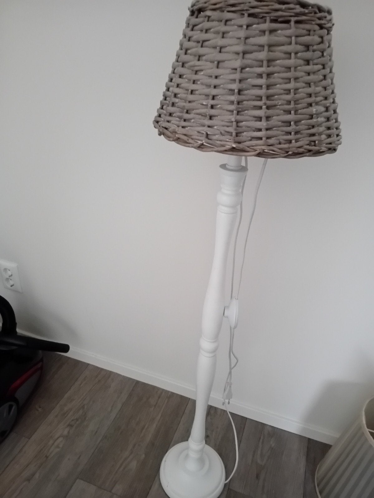 Witte staande lamp met rieten kap, Ophalen, Gebruikt, Hout, 100 tot 150 cm