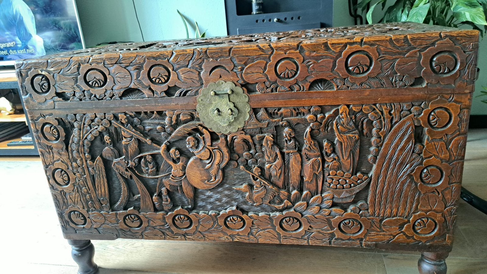 Indonesische Teakhouten Kist met Gedetailleerd Snijwerk, Ophalen