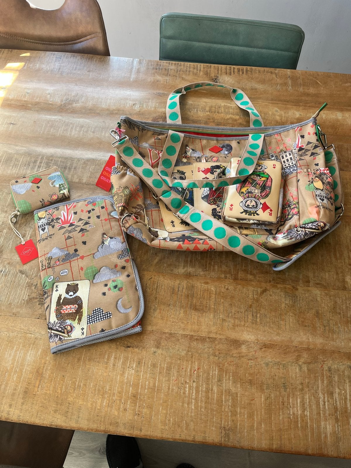 Nieuwe Oilily luiertas met verschoningsmatje en portemonnee, Kinderen en Baby's, Luiertassen, Ophalen of Verzenden, Nieuw, Schoudertas