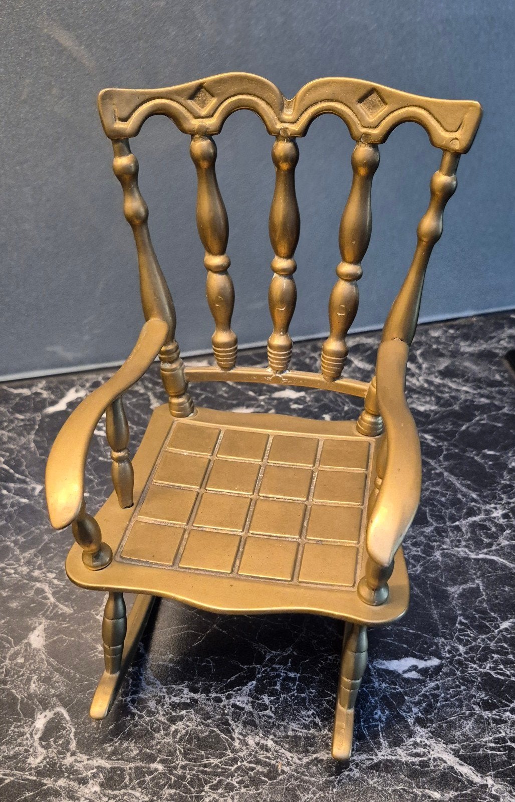 Decoratieve messing schommelstoel, 22 cm hoog, Ophalen