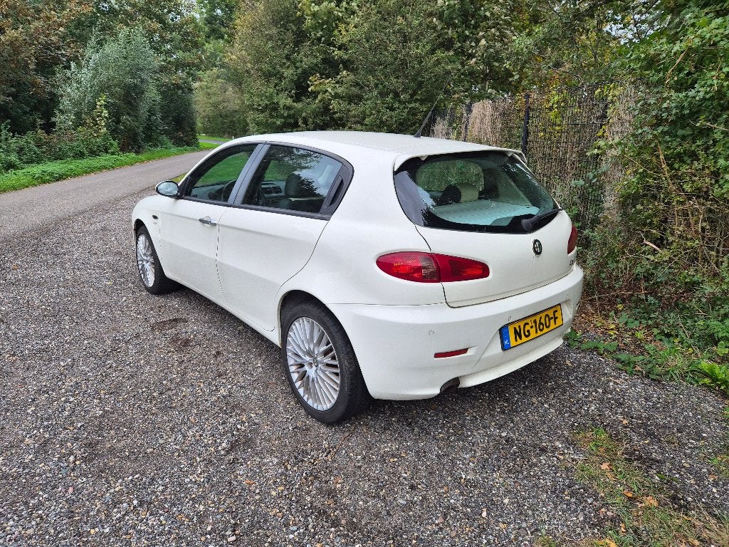 Alfa Romeo 147 1.6 T.spark 16V 77KW 5DR 2008 Wit Amica, Auto's, Voorwielaandrijving, Zwart, 4 cilinders, 400 kg