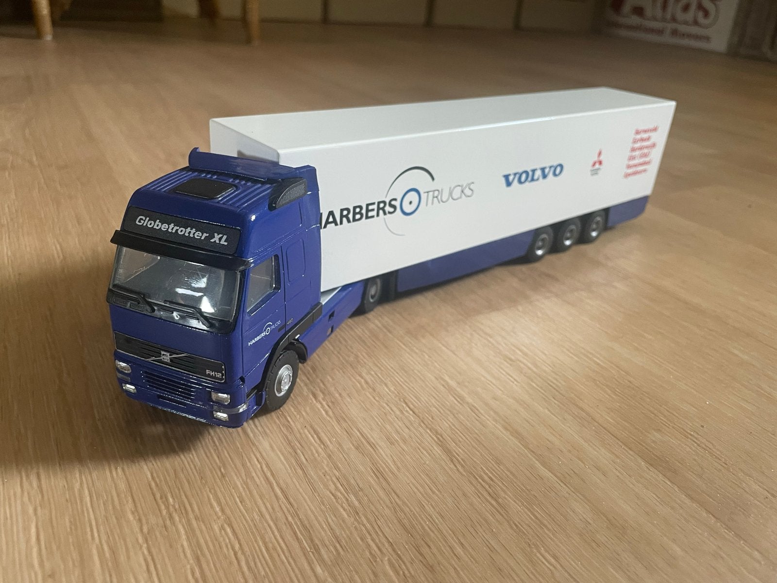 Volvo Globetrotter XL met Harbers Trucks trailer Lion Car, Overige merken, 1:50 of kleiner, Ophalen of Verzenden, Zo goed als nieuw