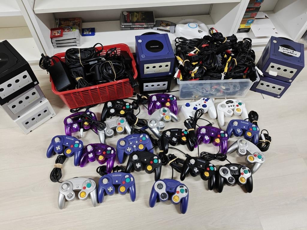 GameCube consoles en controllers, Spelcomputers en Games, Spelcomputers | Nintendo GameCube, Gebruikt, Overige kleuren, Met 3 controllers of meer