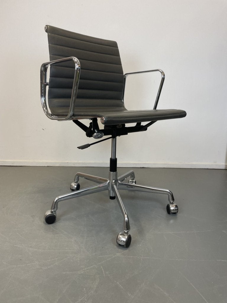 Vitra Eames EA 117 Bureaustoel Bruin Leer - Aluminium