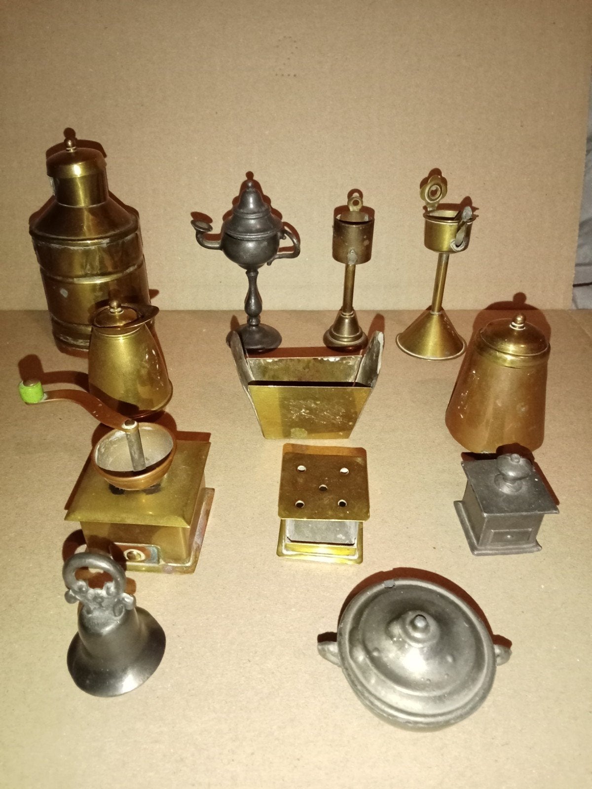 12 vintage koperen en tinnen miniaturen (voor letterbak), Ophalen of Verzenden, Gebruikt, Poppenhuis