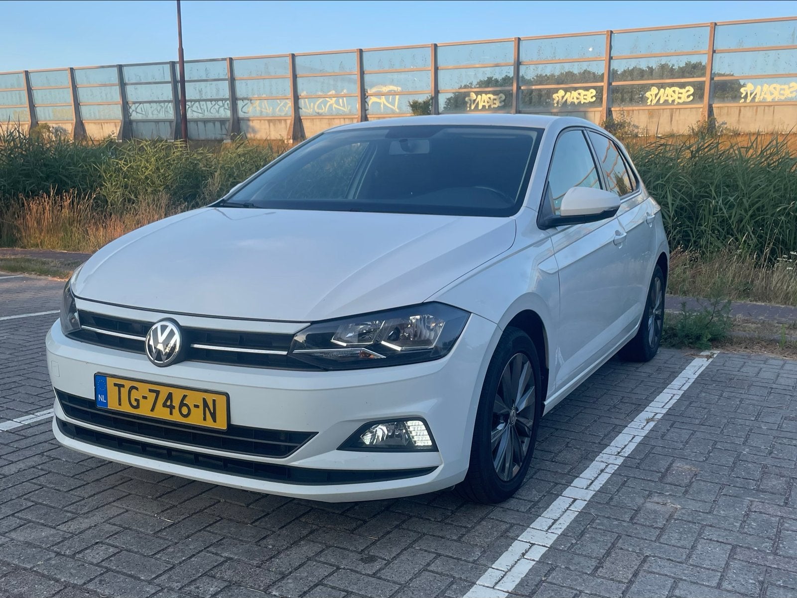 Volkswagen Polo 1.0 TSI ACC carplay 95pk 2018 airco NAP Wit, Auto's, Voorwielaandrijving, 40 €/maand, Origineel Nederlands, Handgeschakeld