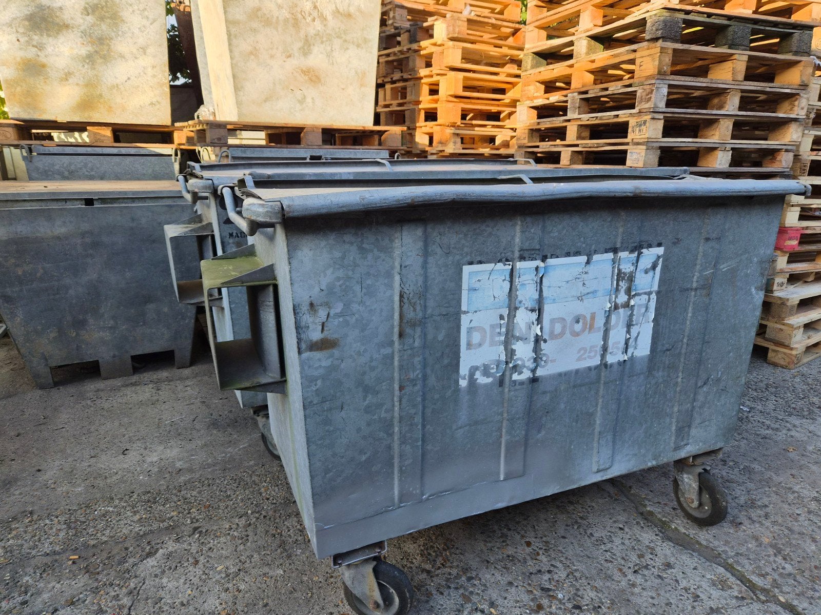 2x verzinkte stalen afvalcontainer 1100 liter, Ophalen