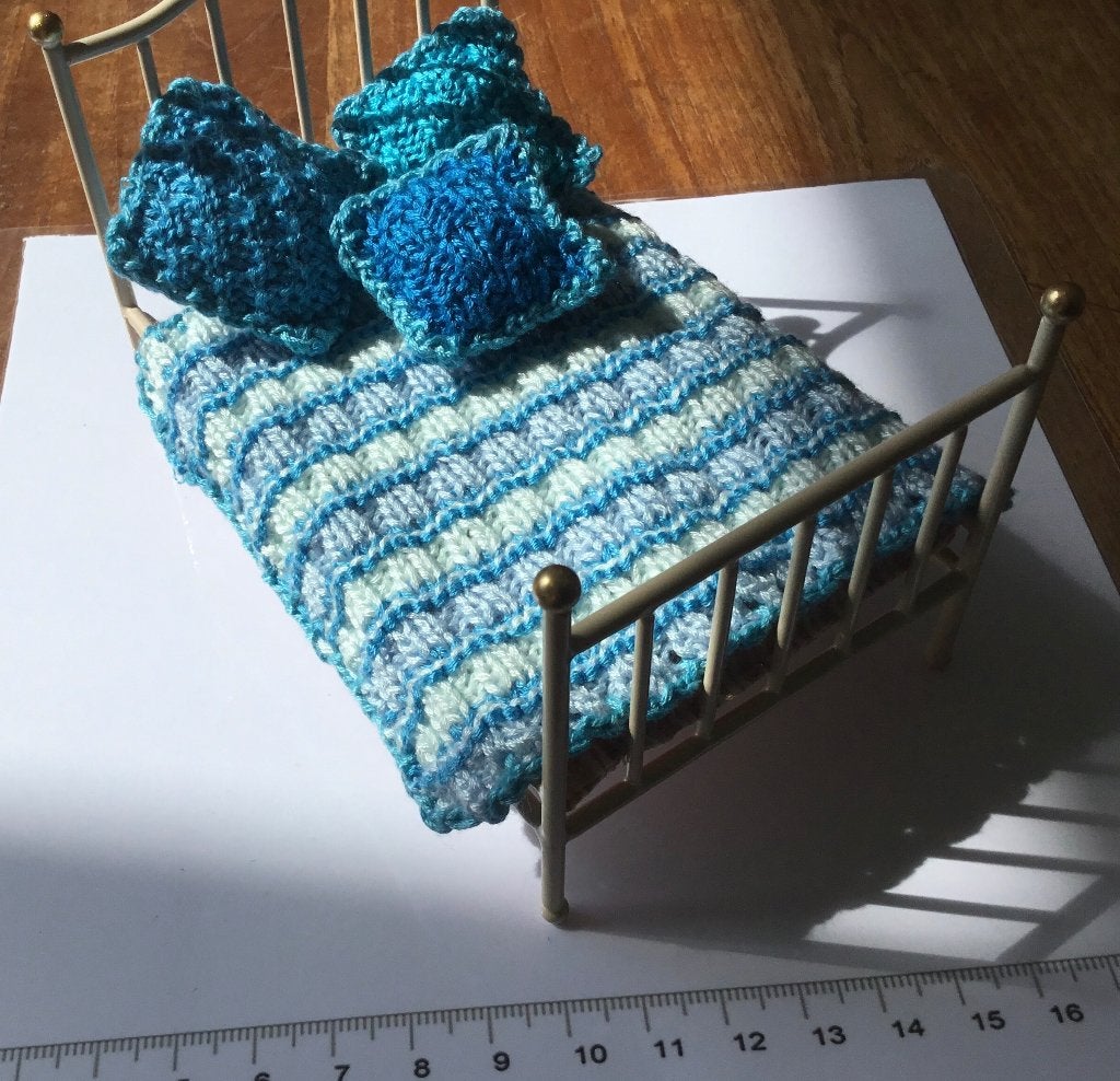 Poppenhuis miniaturen dekentje en kussentjes blauw, Verzamelen, Poppenhuizen en Toebehoren, Ophalen of Verzenden, Nieuw, Poppenhuis