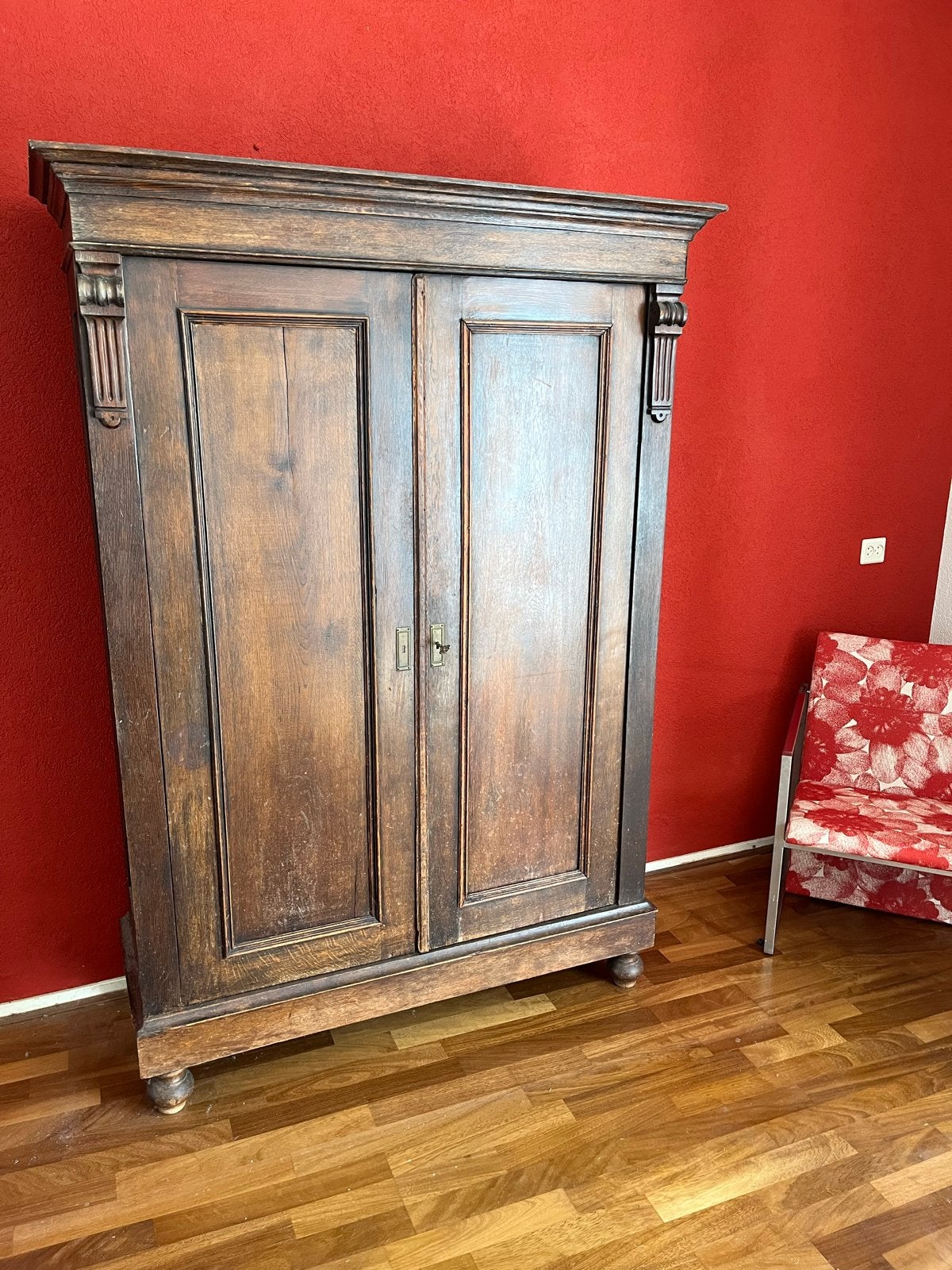 Antieke houten kledingkast met planken, Ophalen