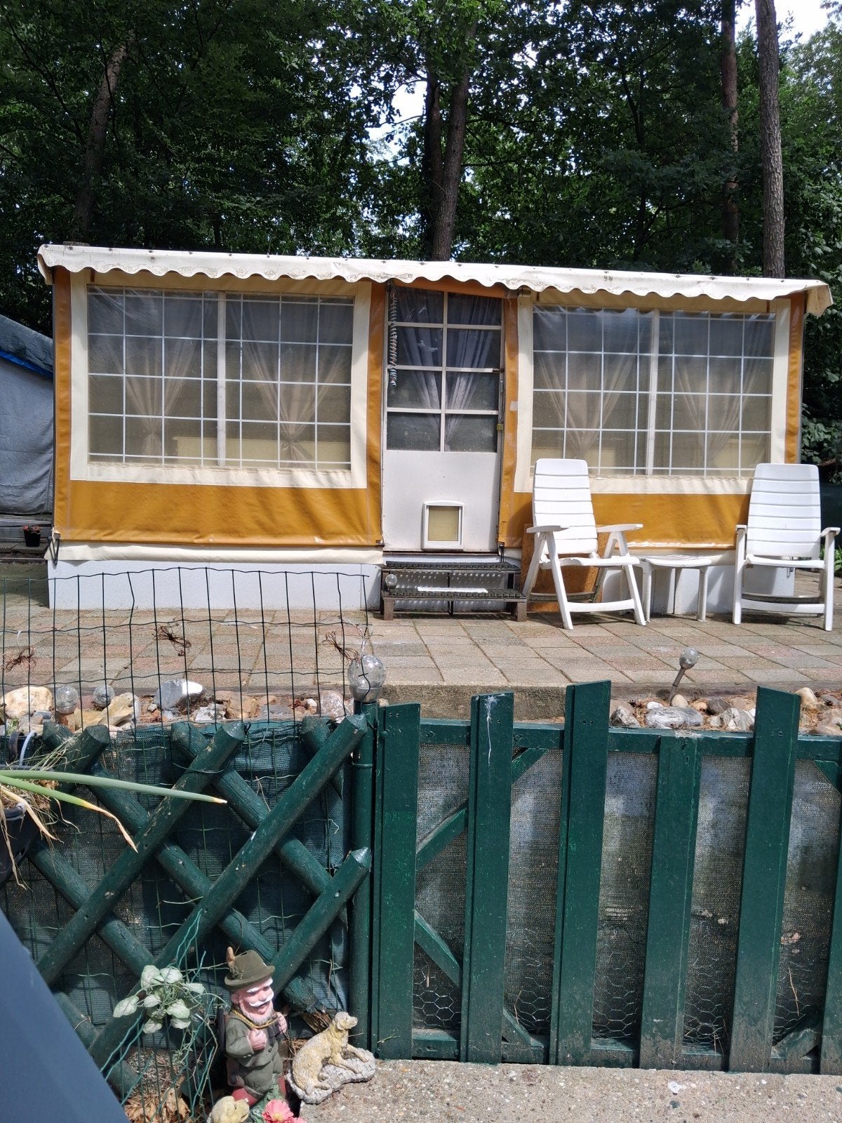 Gezellige stacaravan met veranda en tuin