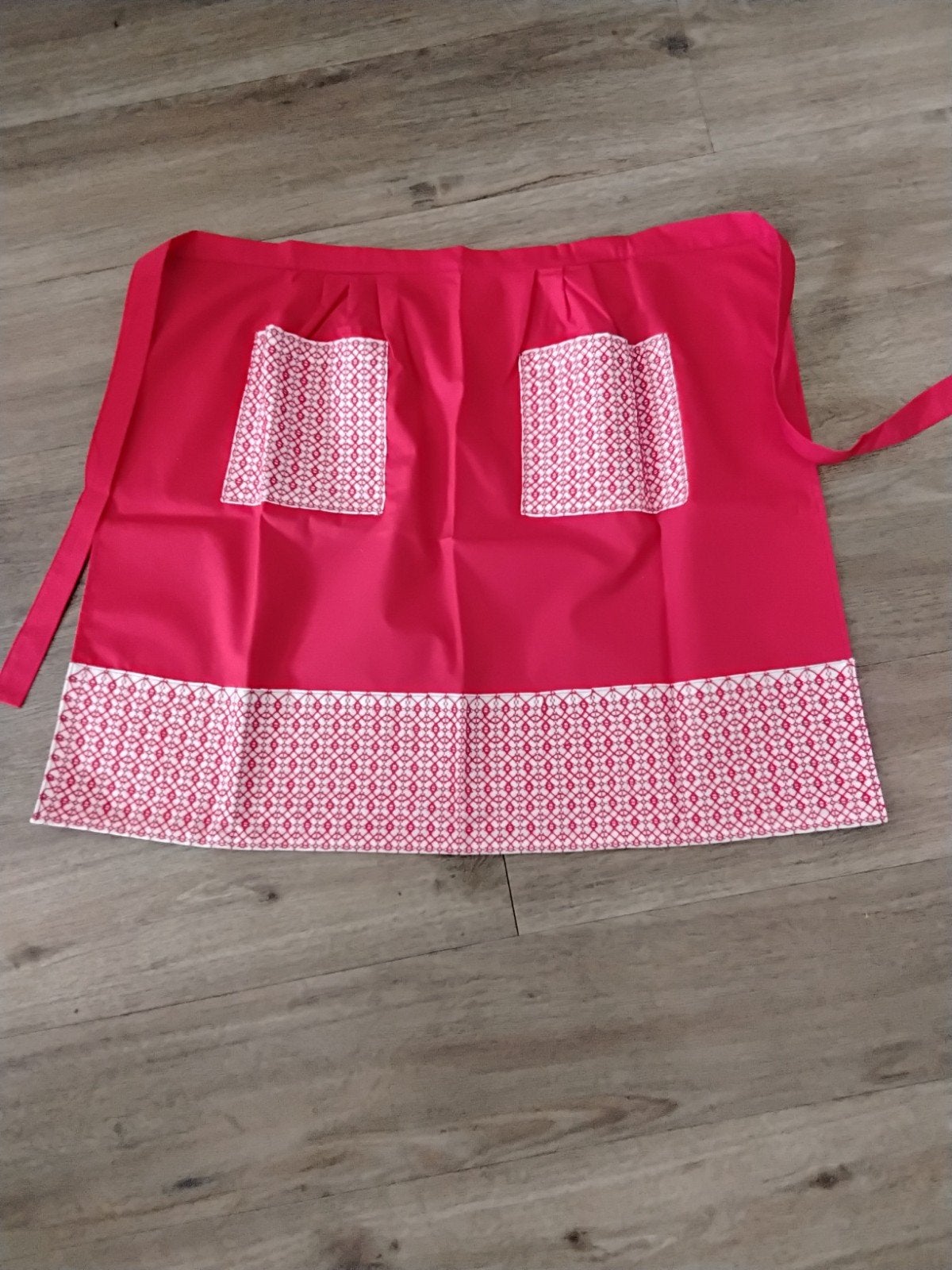 Rood schort met wit en rood patroon, Maat 38/40 (M), Nieuw, Ophalen of Verzenden, Onbekend
