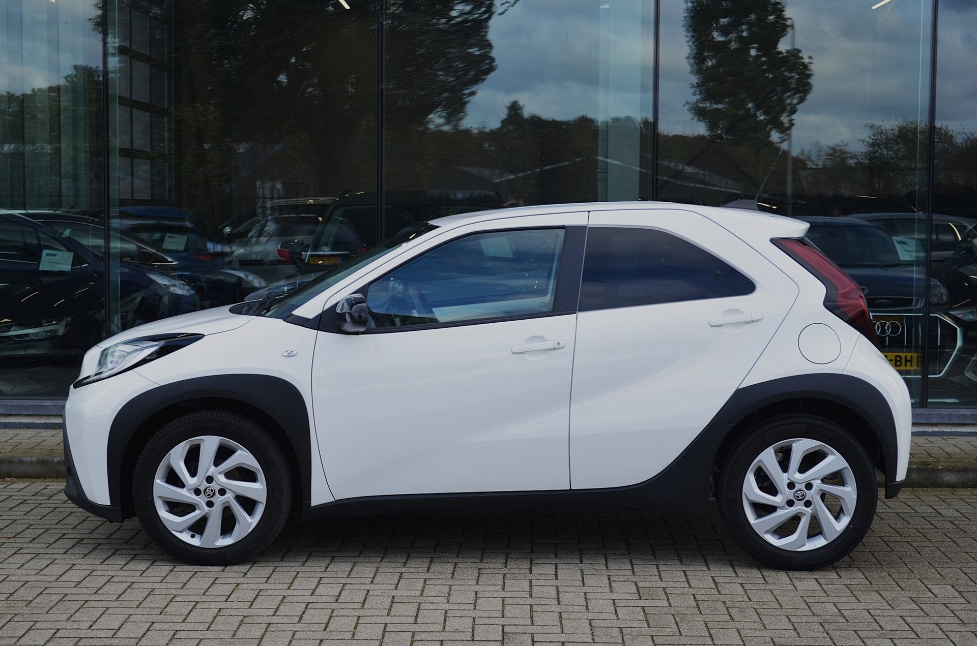 Toyota Aygo X 1.0 VVT-i MT Play | Camera | Cruise controle |, Auto's, Stof, Gebruikt, Zwart, 920 kg
