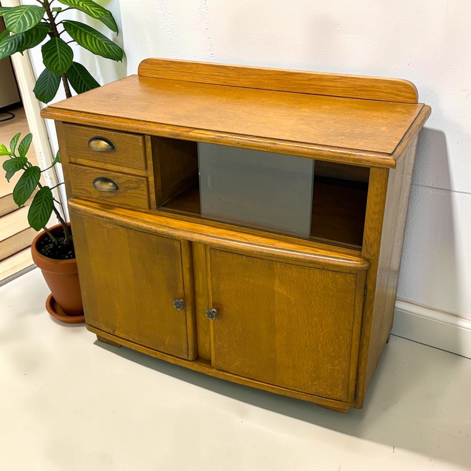 Vintage brocante dressoir | houten dressoir | retro dressoir, Huis en Inrichting, Kasten | Dressoirs, Ophalen, Glas, Gebruikt