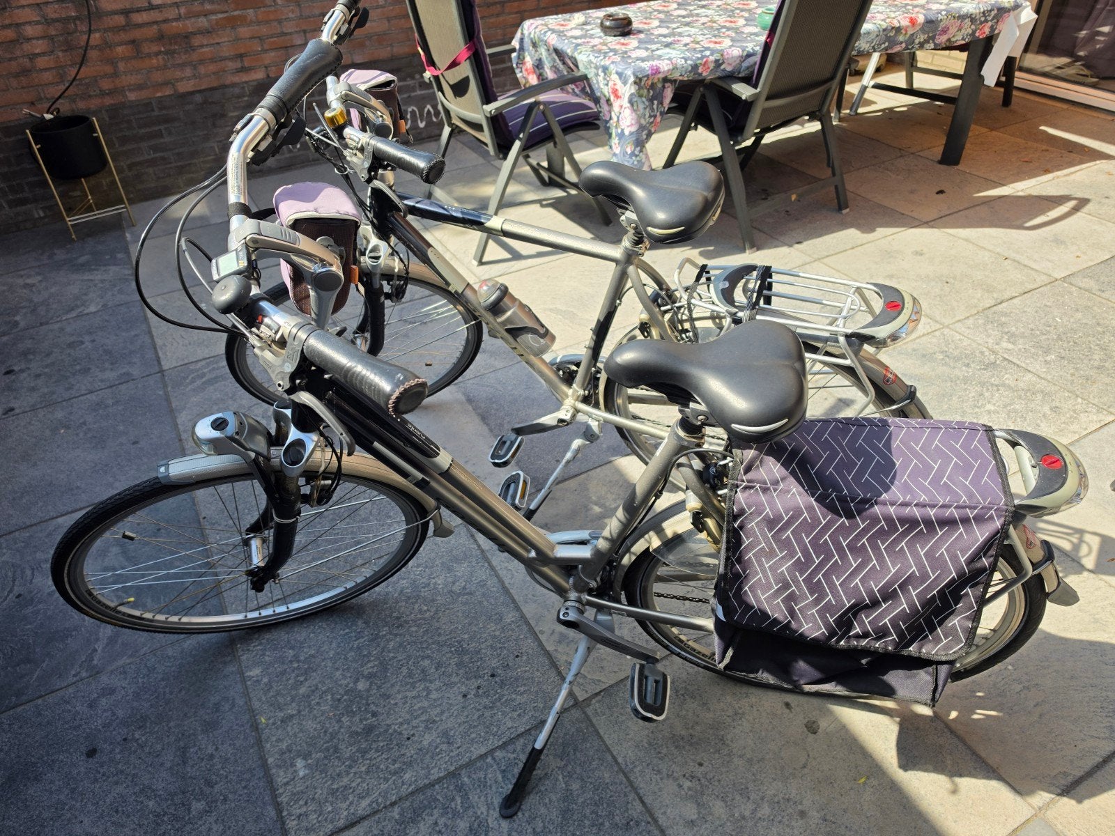 2 Gazelle 28 inch fietsen met sloten (damesfiets lekke band), Ophalen of Verzenden