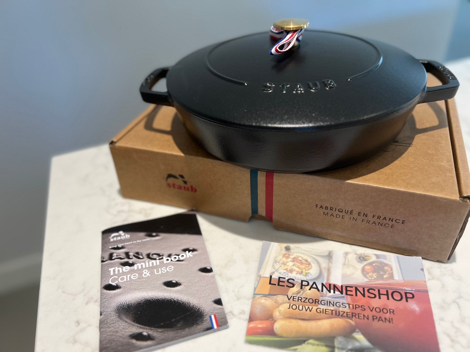 Staub Sauteerpan /Braadpan 26 cm Chistera Mat Zwart Nieuw, Nieuw, Ophalen of Verzenden, Staub, Met handvatten