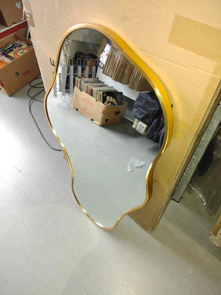 Asymmetrische spiegel met gouden rand, Huis en Inrichting, Woonaccessoires | Spiegels, Nieuw, Ophalen of Verzenden, Minder dan 100 cm