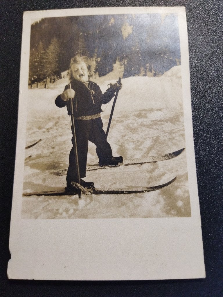 Vintage ansichtkaart jongen op ski 's, Ophalen of Verzenden, 1940 tot 1960, Gelopen, Kinderen