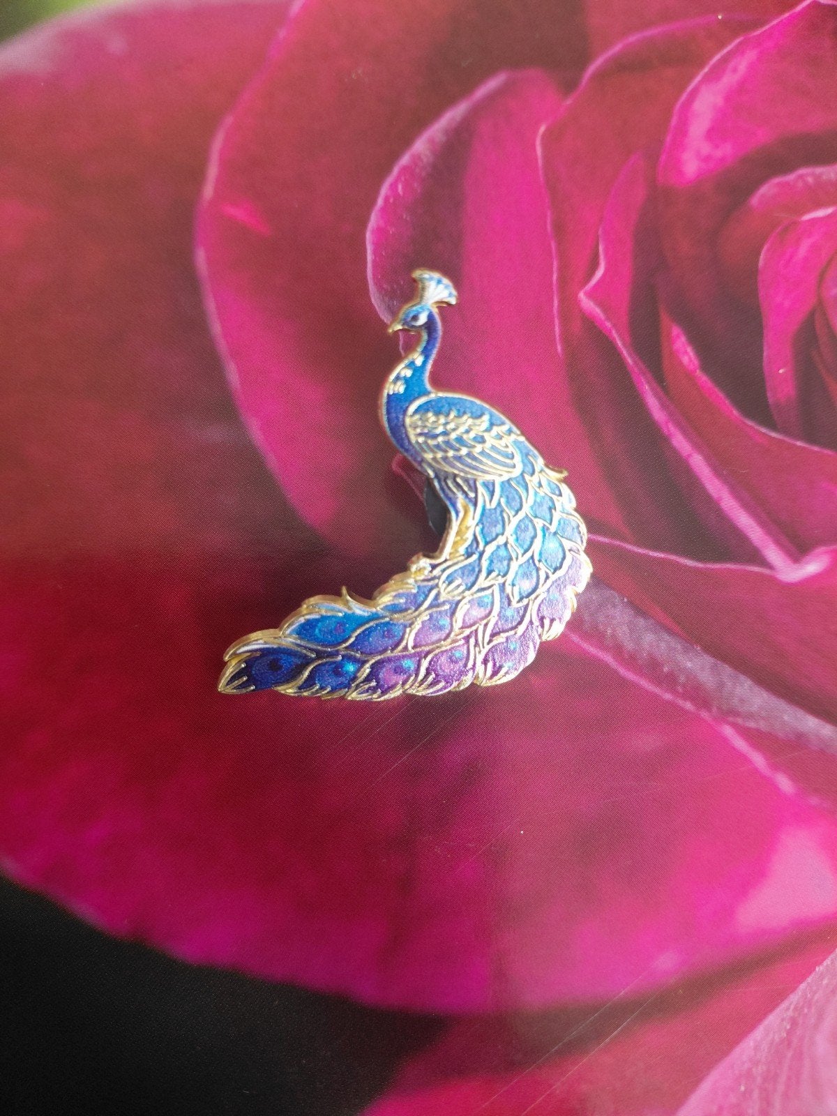 Pauw broche, blauw en paars emaille, goudkleurig metaal, Overige materialen, 4 tot 7 cm, Zo goed als nieuw, Verzenden