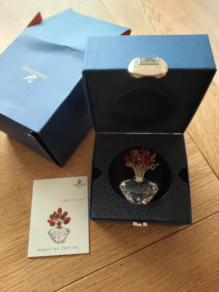 Swarovski. Vaas met rozen. In box met certificaat, Verzamelen, Swarovski, Ophalen of Verzenden, Zo goed als nieuw, Figuurtje