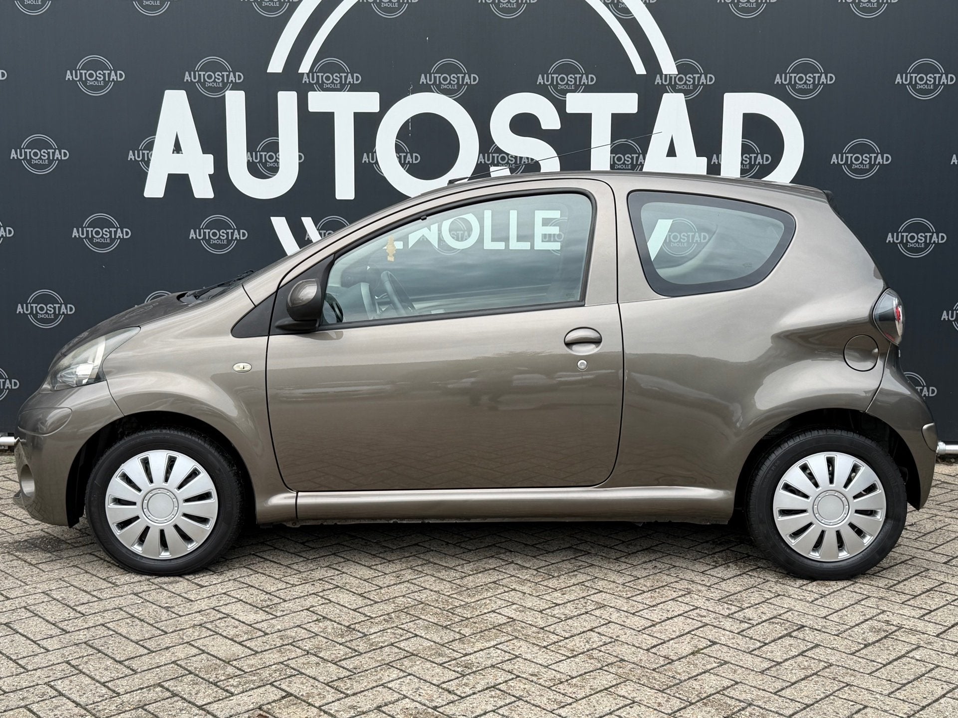 Toyota Aygo 1.0 VVT-i Facelift / NL-Auto / 2e Eigenaar / NAP, Auto's, Voorwielaandrijving, Euro 5, Stof, Bruin