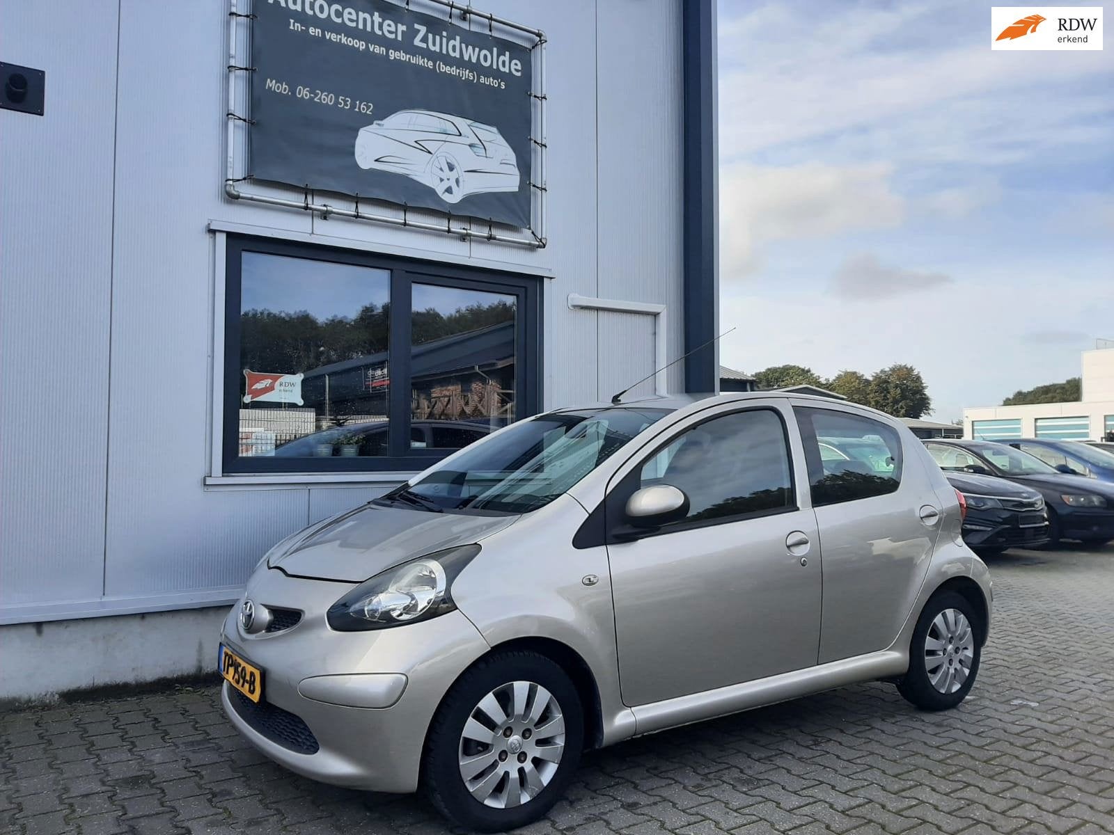 Toyota Aygo 1.0-12V airco leer apk 9-2027, Auto's, Voorwielaandrijving, Dealer onderhouden, Gebruikt, Zwart