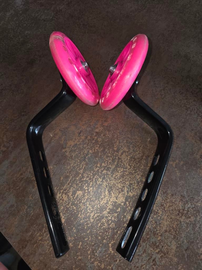 Roze zijwieltjes voor kinderfiets, Ophalen, Gebruikt