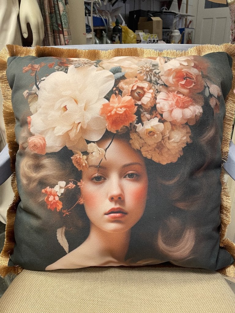 Decoratief Kussen met Vrouwenportretten en Bloemen, Ophalen of Verzenden