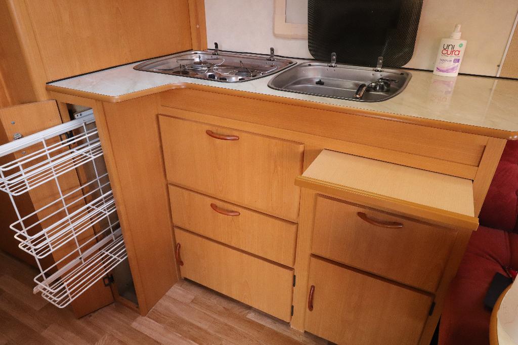 Kabe Safir 620 GLE Luxe Zweedse caravan, Caravans en Kamperen, Caravans, Koelkast, 2 aparte bedden, Rondzit, Kabe