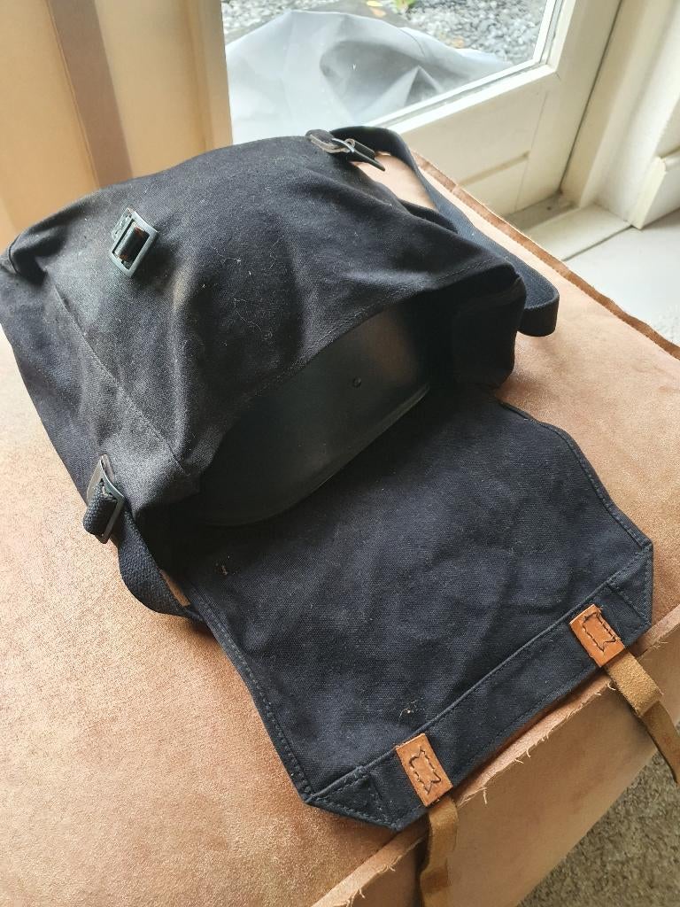 Nederlandse m33/38 helm met tas!, Ophalen of Verzenden, Overige soorten, Nederland, Helm of Baret