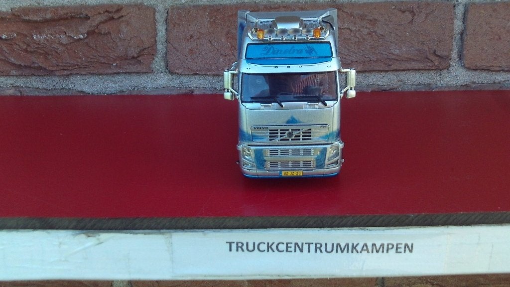 WSI  Volvo  FH3  Globetrotter  van  Dinetra., Hobby en Vrije tijd, Modelauto's | 1:50, Ophalen of Verzenden, Nieuw, Bus of Vrachtwagen