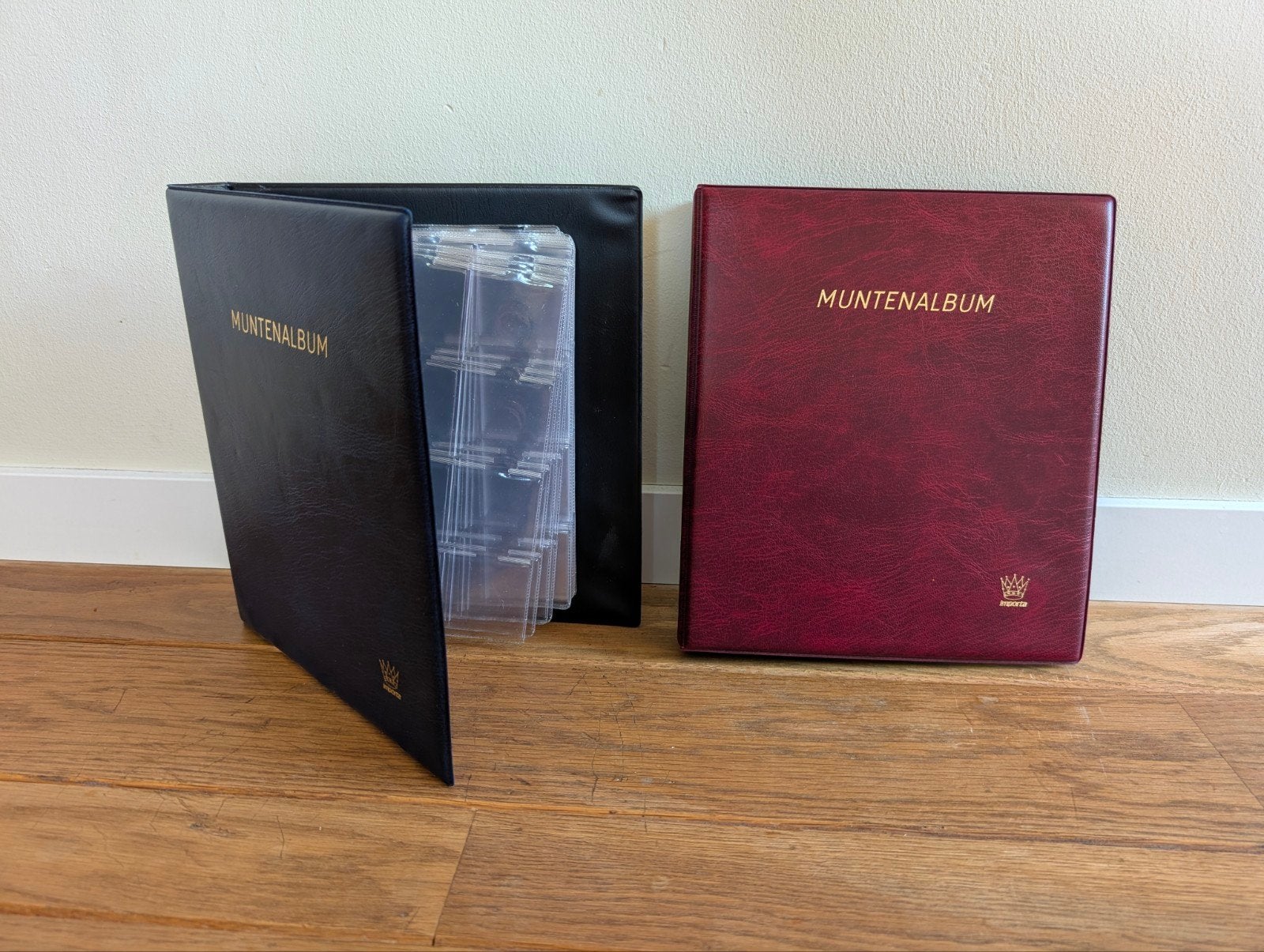 2 stuks Muntalbum met insteekhoezen - Blauw en rood, Postzegels en Munten, Munten en Bankbiljetten | Toebehoren, Ophalen of Verzenden