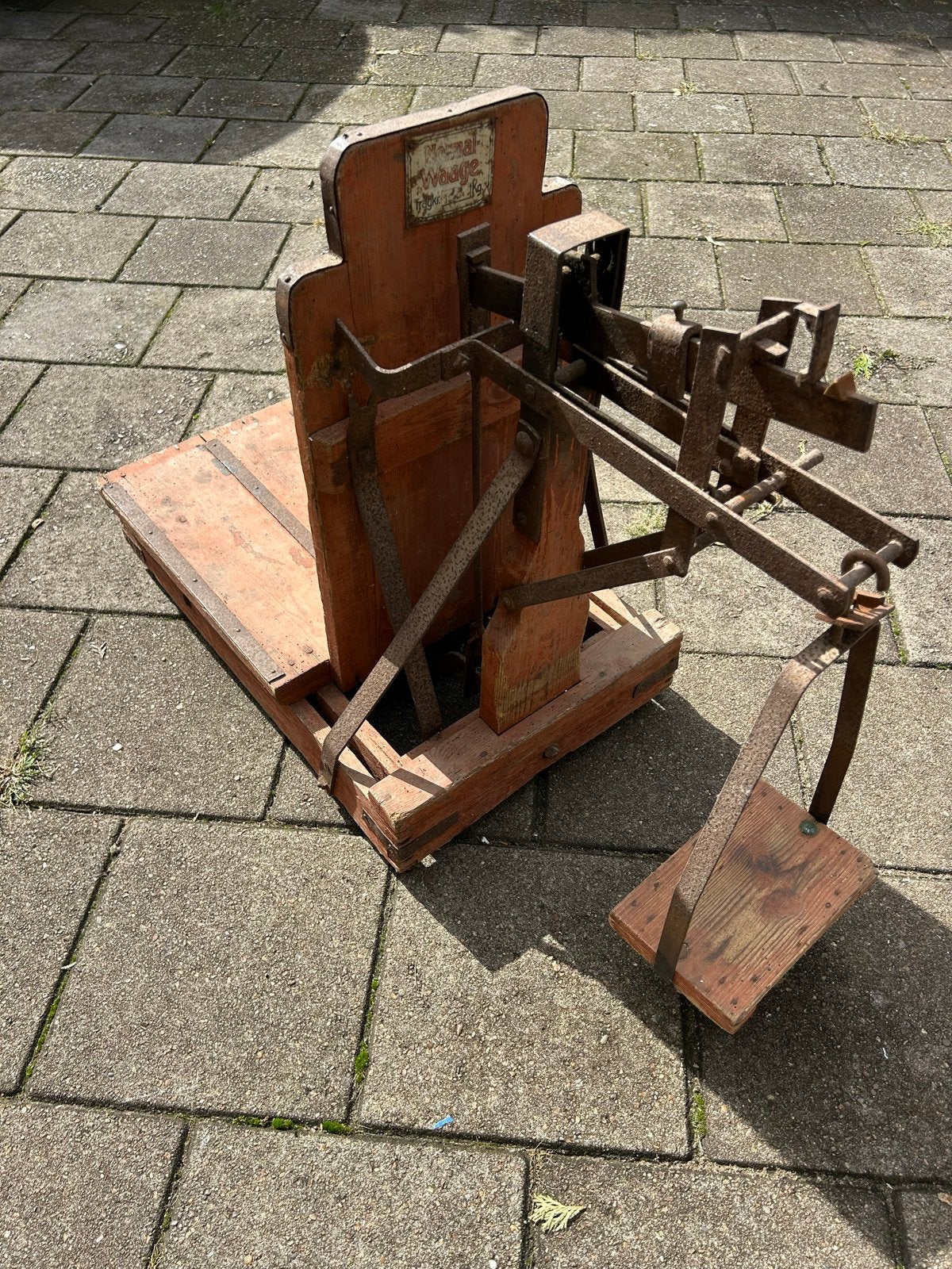 Antieke houten bascule, Ophalen