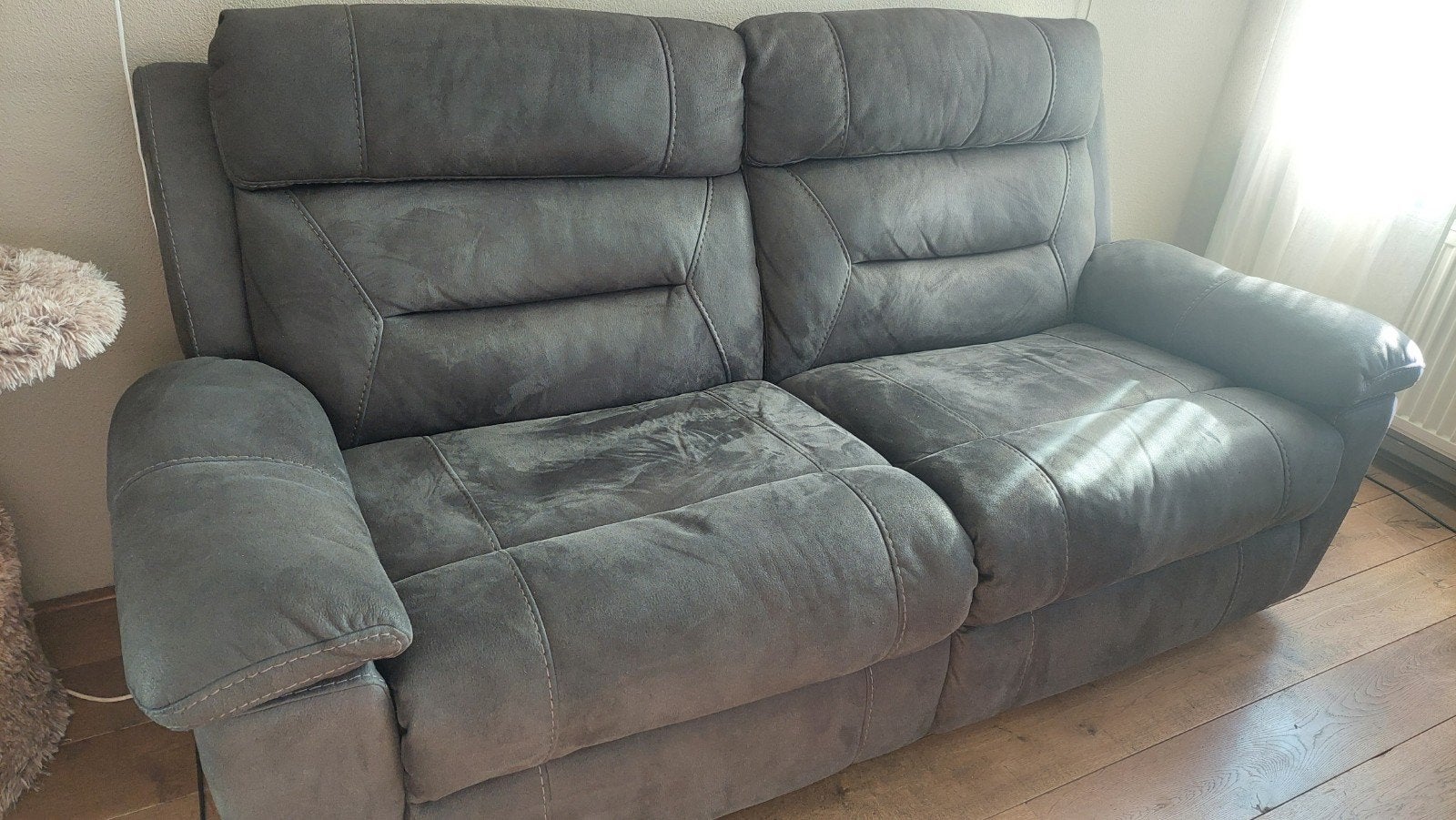 Comfortabele grijze relaxfauteuil met USB-aansluiting, Ophalen of Verzenden, Zo goed als nieuw, Modern, comfortabel, Stof