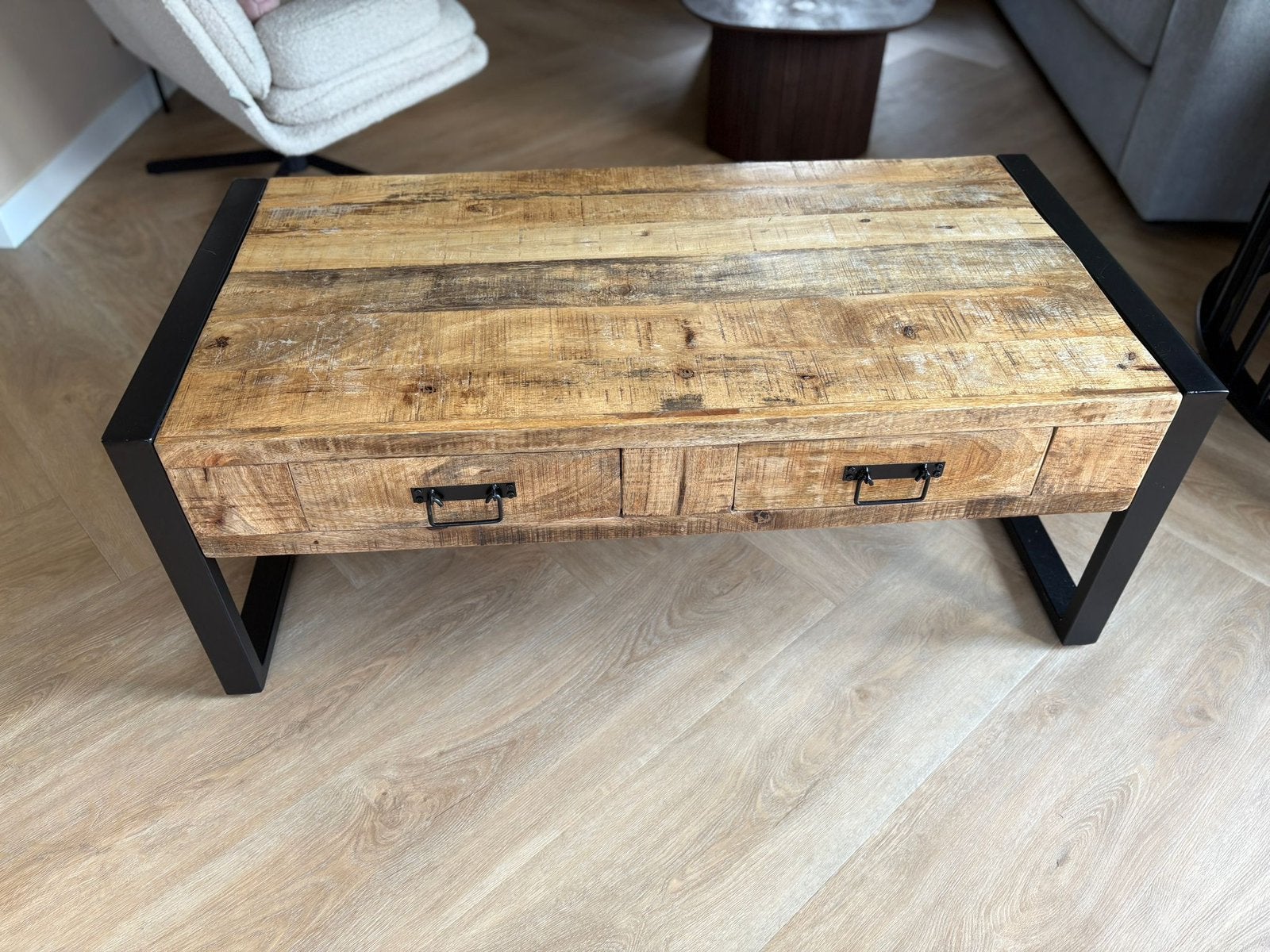 Robuuste salontafel met lades - Magohout en metaal, Ophalen, Gebruikt, 100 tot 150 cm, 50 tot 100 cm