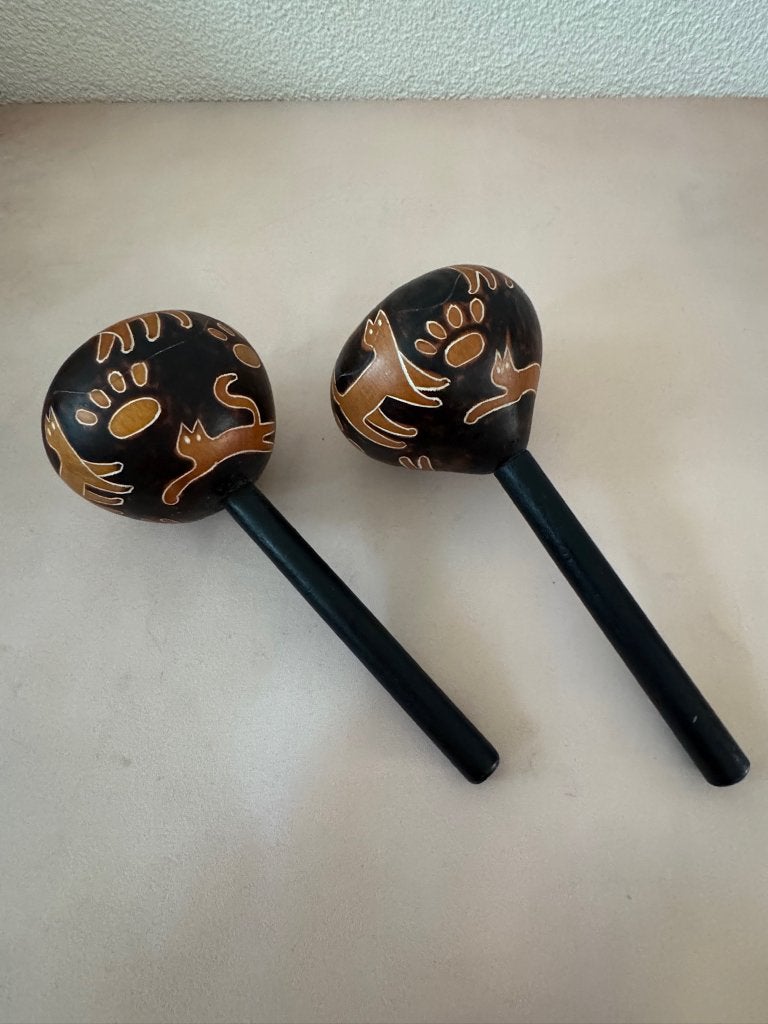 Handgemaakte maracas set van kalebas met kattenmotief, Antiek en Kunst, Hout, 24 cm, Bruin, Ophalen of Verzenden