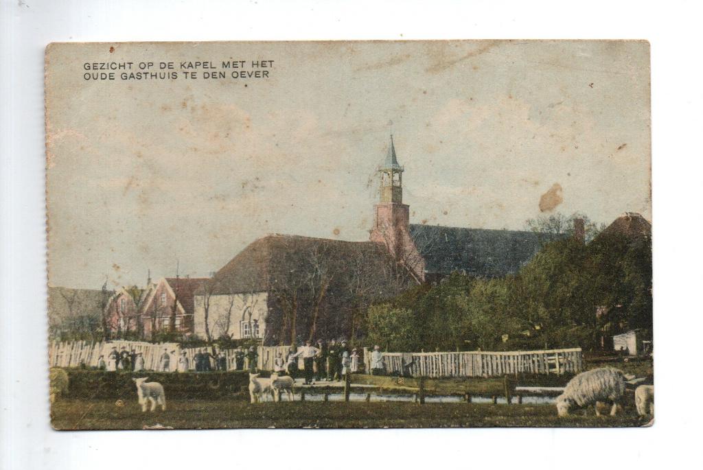 Den Oever, ca.1925. De Kapel met oude gasthuis en volk., Verzamelen, Ansichtkaarten | Nederland, Ophalen of Verzenden, 1920 tot 1940