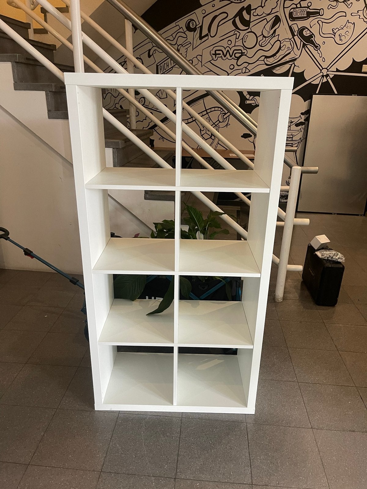 Gratis Witte vakkenkast met 8 vakken - zo goed als nieuw, Ophalen, Met plank(en), 50 tot 100 cm, Zo goed als nieuw