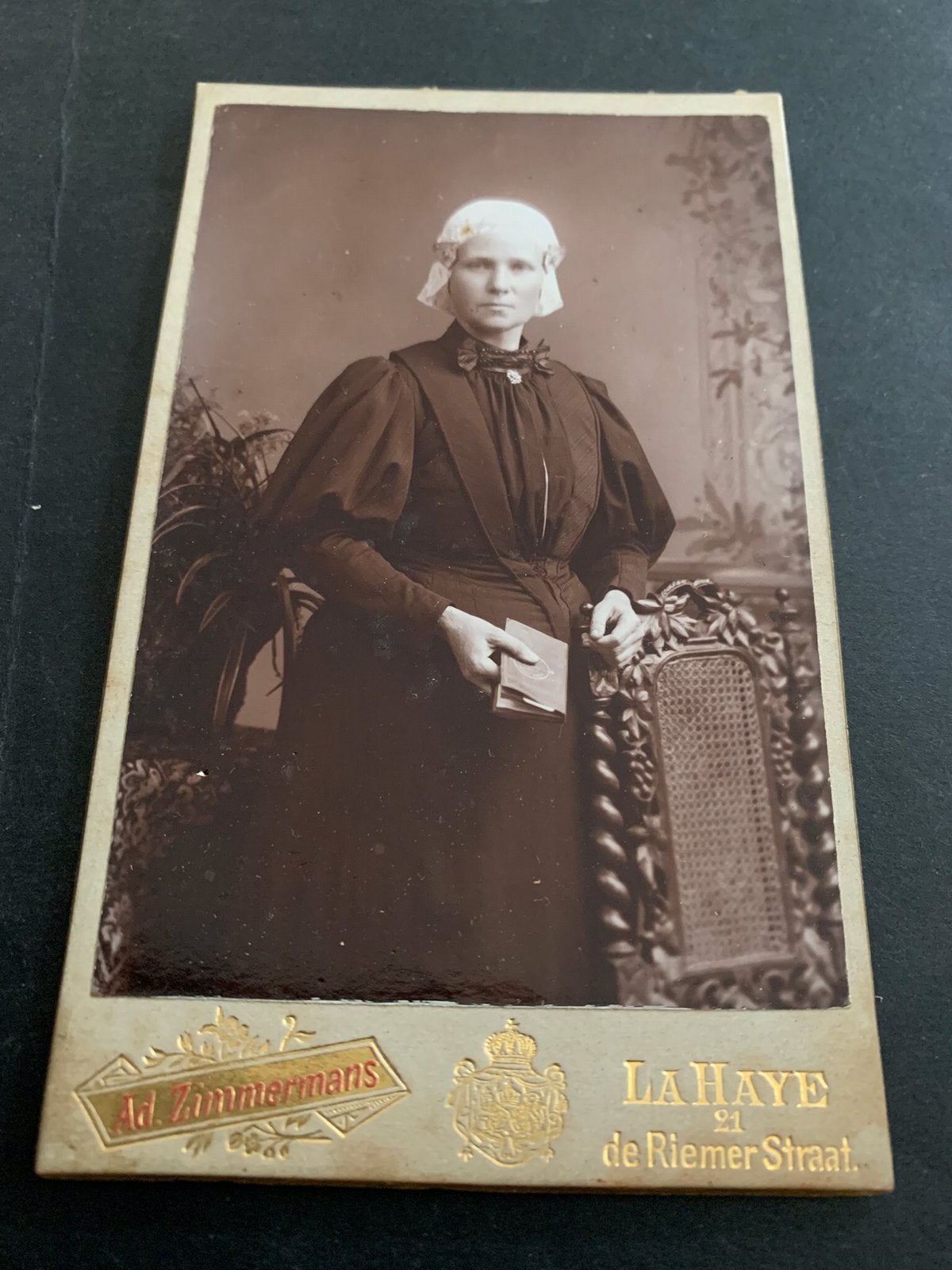 cdv carte de visite dame klederdracht La Haye Ad Zimmermans, Verzamelen, Verzenden, Foto, Klederdracht, Zo goed als nieuw