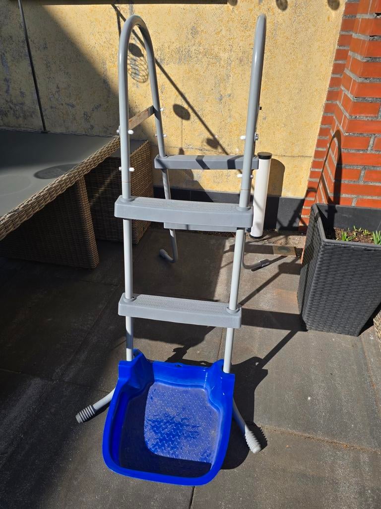 Bestway zwembadtrap met voetenbadje - 88 cm, Ophalen, Gebruikt, Ladder