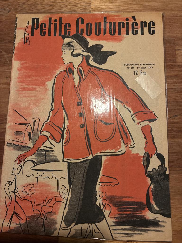 LA PETITE COUTURIÈRE uit 1947, Boeken, Tijdschriften en Kranten, Ophalen of Verzenden, Gelezen, Damesbladen