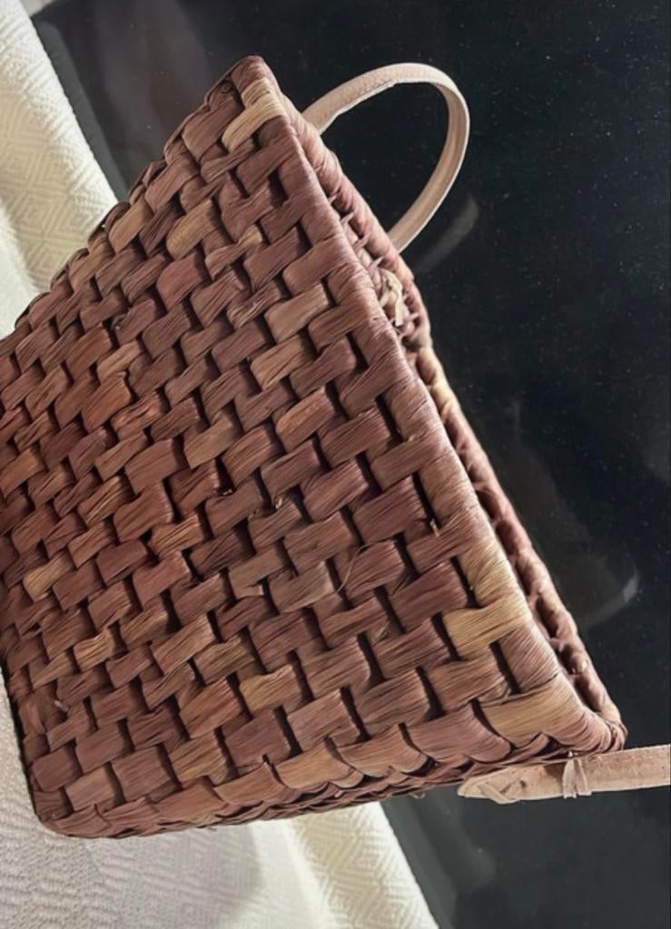 Handgemaakte mand met lederen handvaten, Huis en Inrichting, Woonaccessoires | Schalen en Manden, Mand, Ophalen of Verzenden, Zo goed als nieuw
