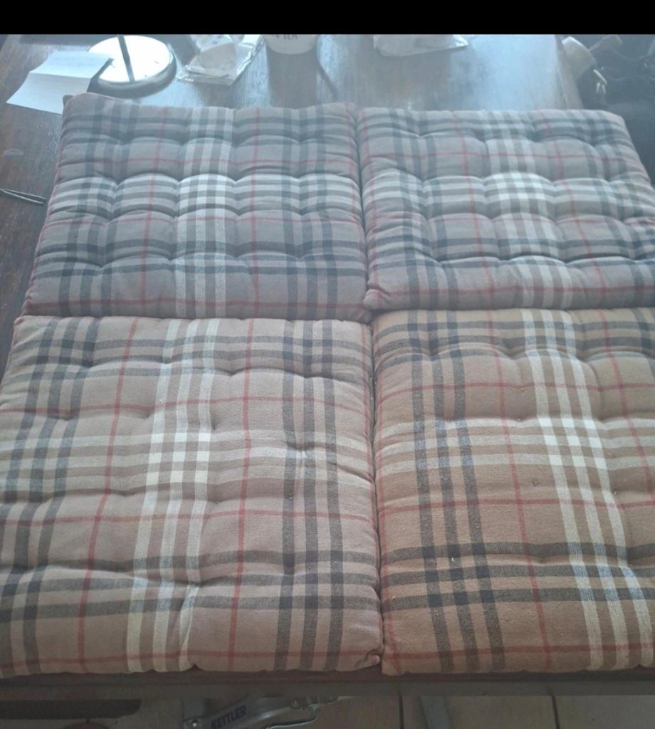8 Leuke kussens  soort Burberry, 38x38 cm , liefst ophalen, Huis en Inrichting, Ophalen of Verzenden, Gebruikt, Beige, Vierkant