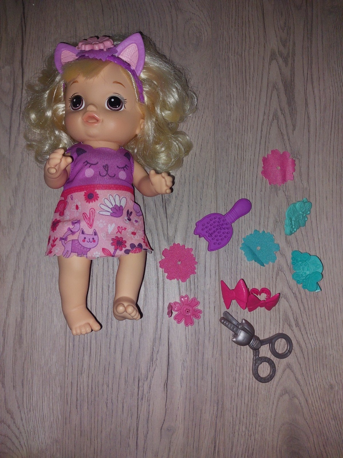 Baby Alive pop met kattenoortjes en accessoires, Ophalen, Gebruikt, Babypop