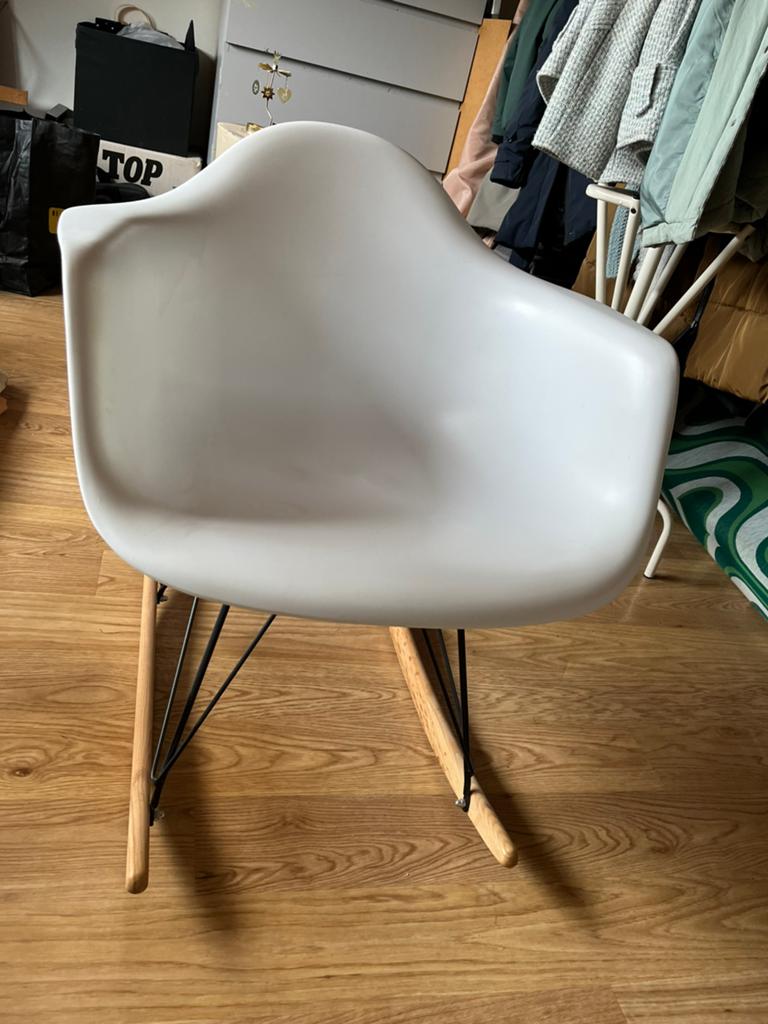 Kuipstoel / schommelstoel, Huis en Inrichting, Stoelen, Ophalen, Kunststof, Wit, Zo goed als nieuw