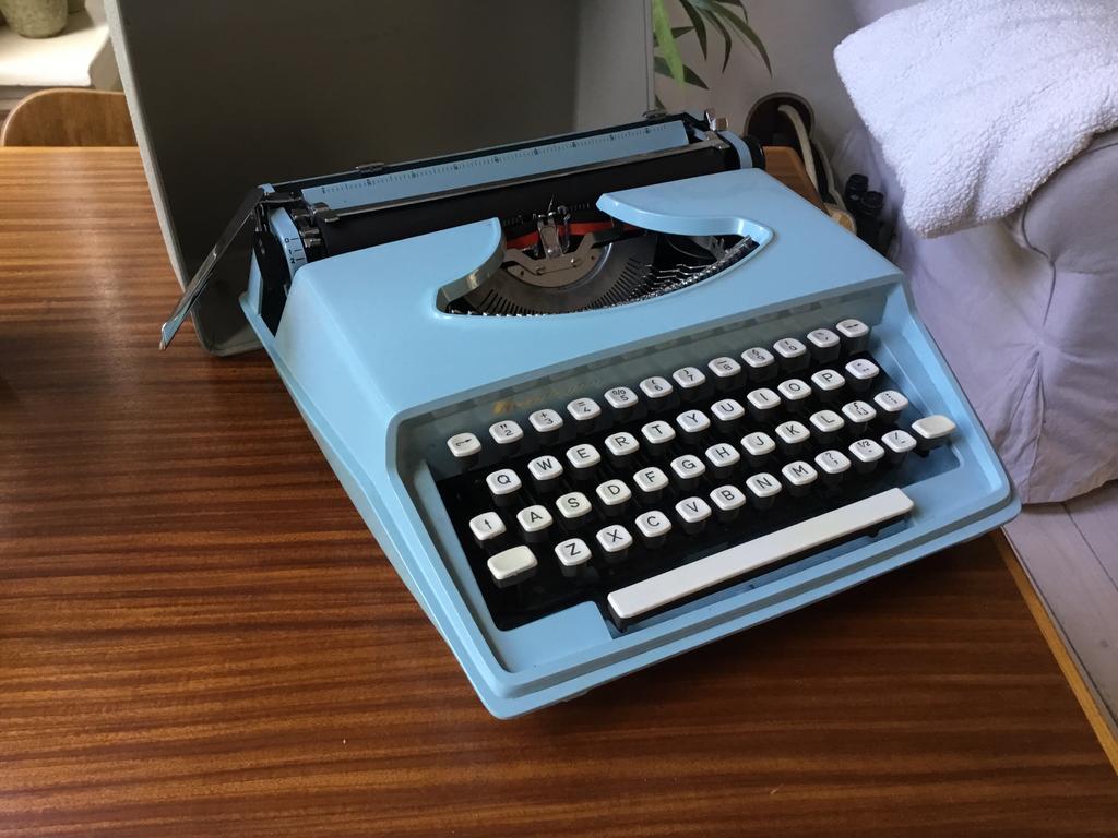 Vintage zachtblauwe typemachine jaren 70, Diversen, Typemachines, Ophalen of Verzenden, Zo goed als nieuw