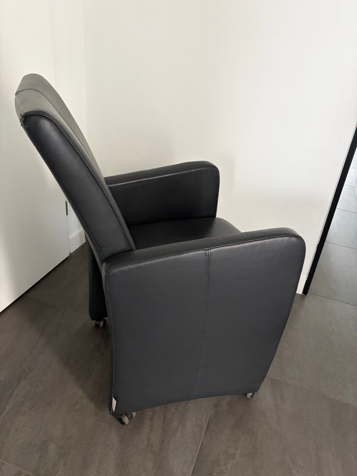 Foto 6 van Uitschuifbare eettafel met 8 lederen stoelen op wieltjes