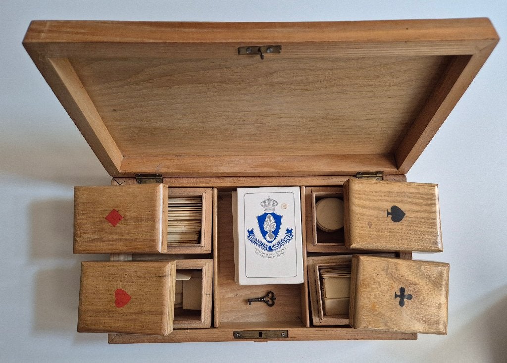 Vintage kaartspel doos  +fiches + sleuteltje, Drie of vier spelers, Ophalen of Verzenden, Gebruikt