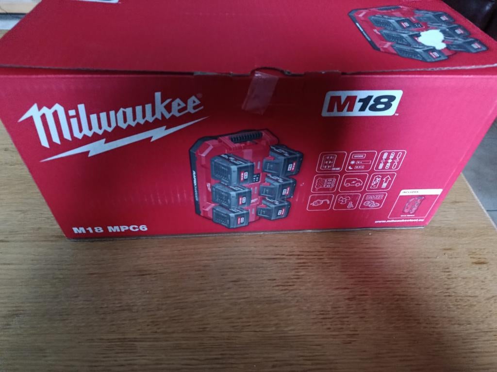 Milwaukee M18 MPC6 Oplader voor 6 accu's, Doe-het-zelf en Verbouw, Gereedschap | Boormachines, Ophalen of Verzenden, Nieuw, Boor- en Schroefmachine